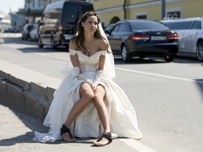 Ходить по улице одной в белом платье