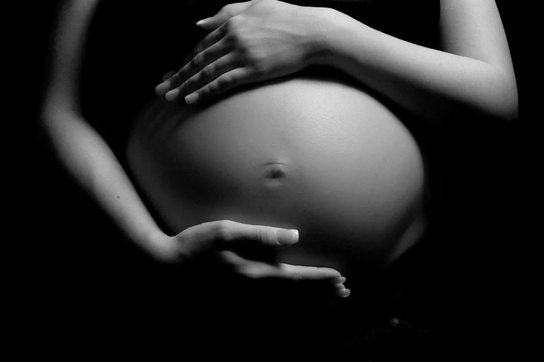 К чему беременной снится рождение девочки сонник