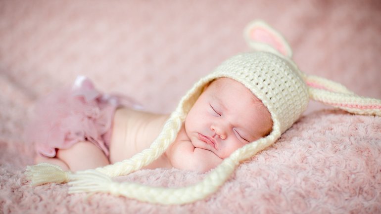 К чему снится новорожденная девочка на руках сонник