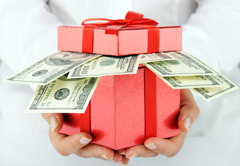 Получить крупные деньги в подарок от любимой 