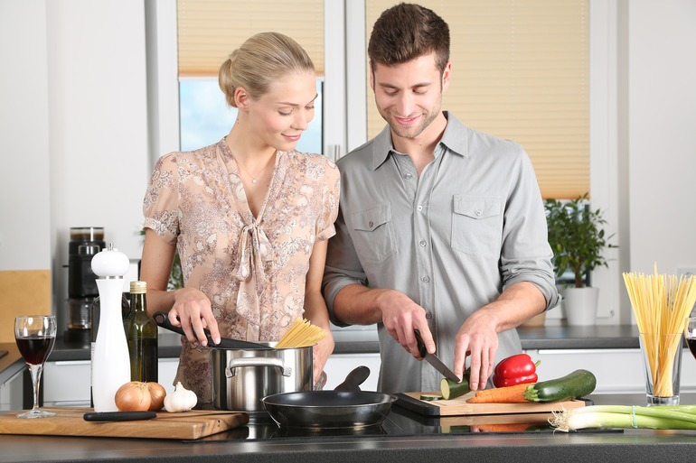 Кухарить совместно мужчине и женщине 