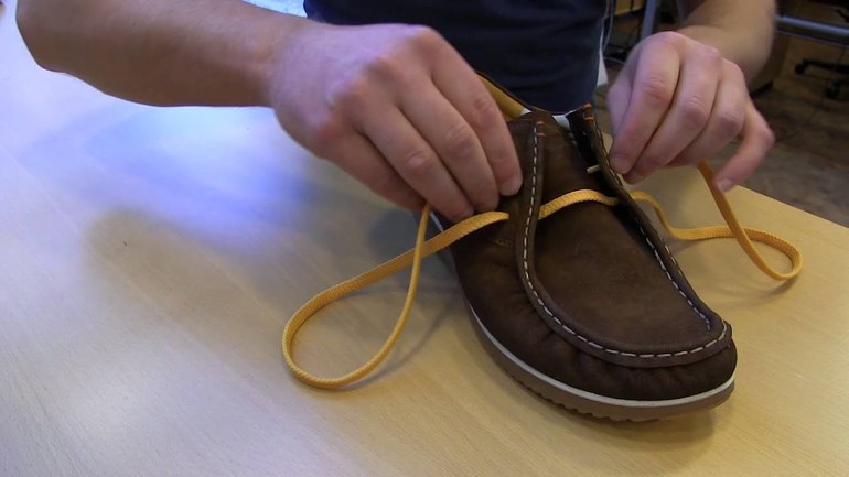 Завязывать шнурки на ботинках