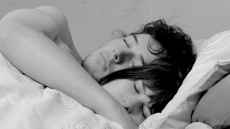 Значение сна, в котором мужчина обнимает