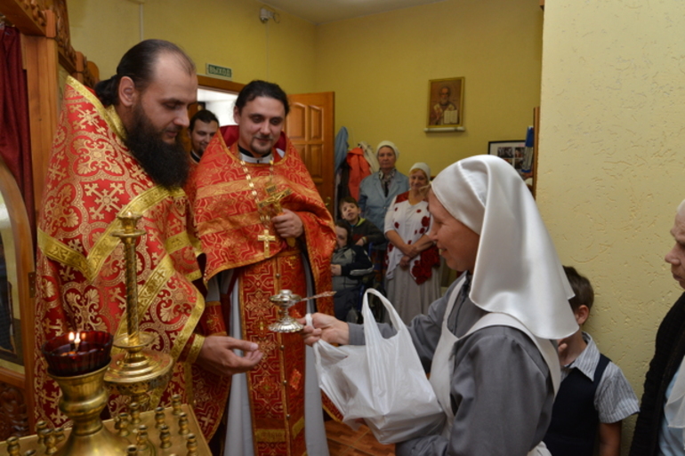 Получать подарки от священнослужителя