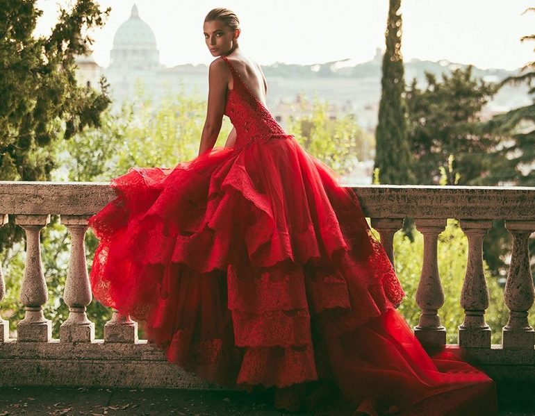 Невеста в красном платье