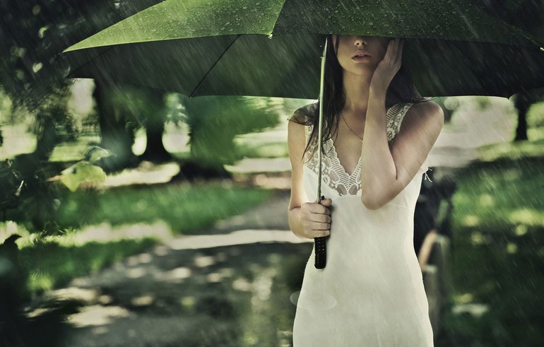 Прогулки во сне с зонтом под дождём