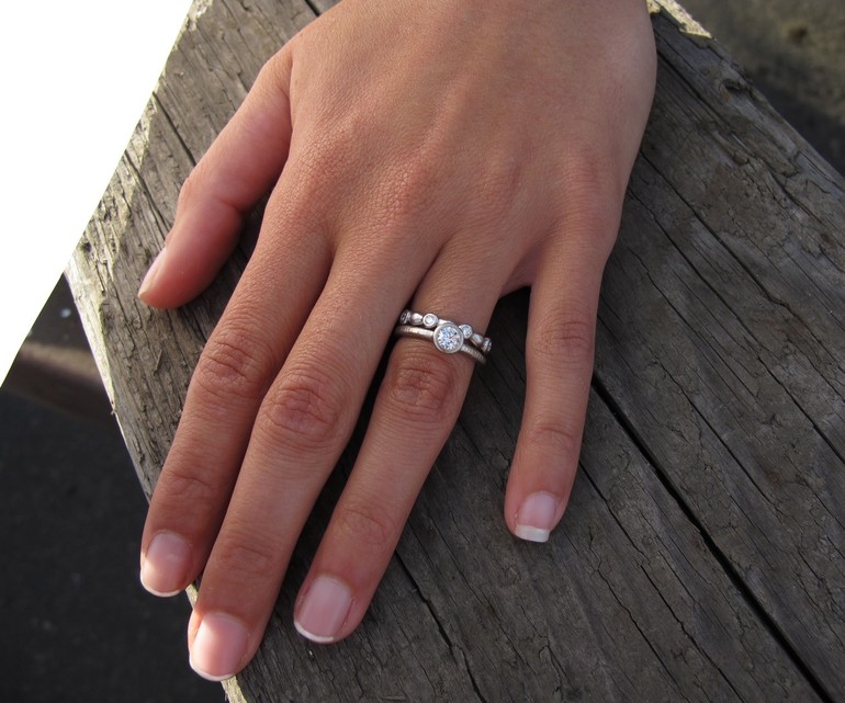 Серебряное кольцо на безымянном пальце у девушки