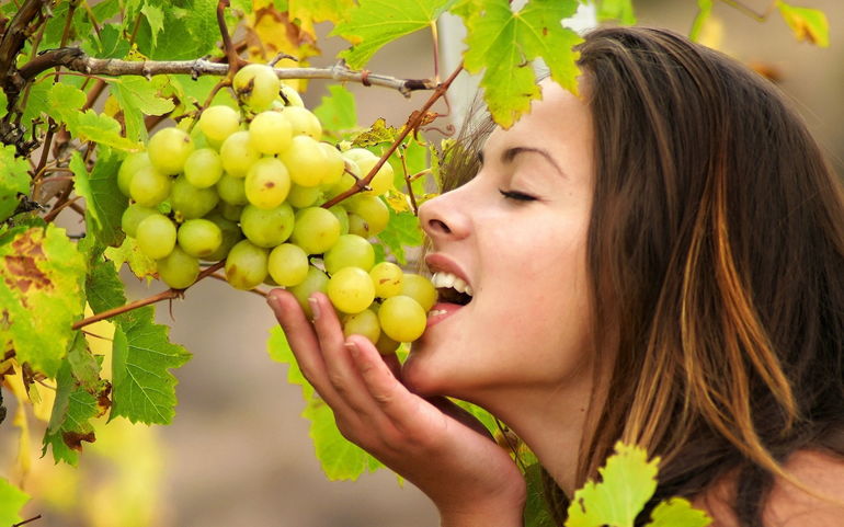 Для женщины видеть во сне виноград