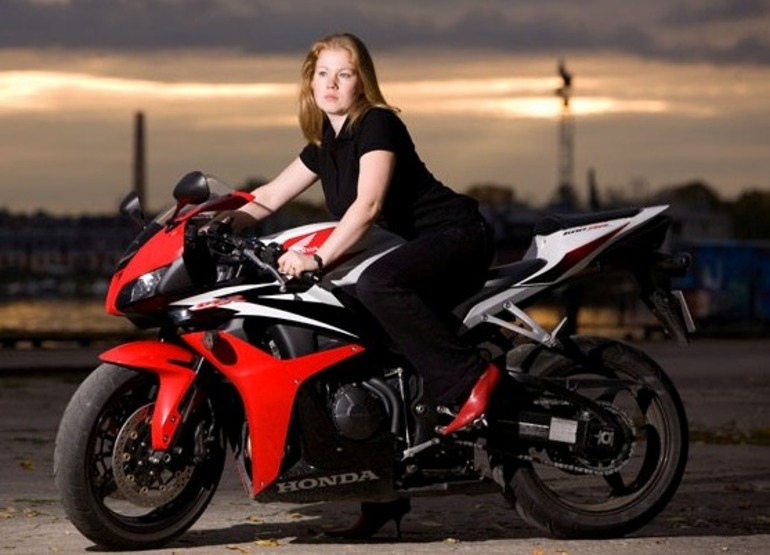 К чему снится девушка на мотоцикле