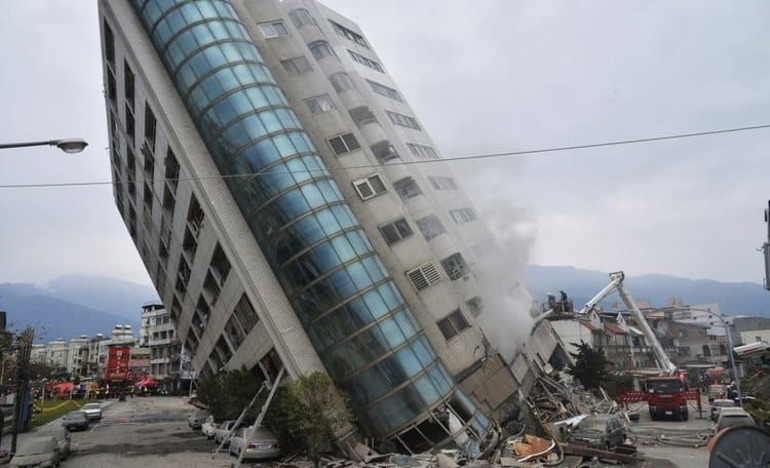 Видеть разрушение после землетрясения