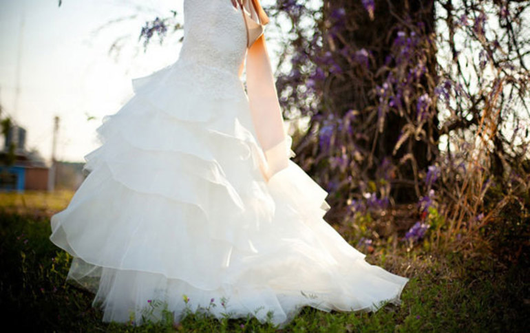 К чему снится держать в руках свадебное платье