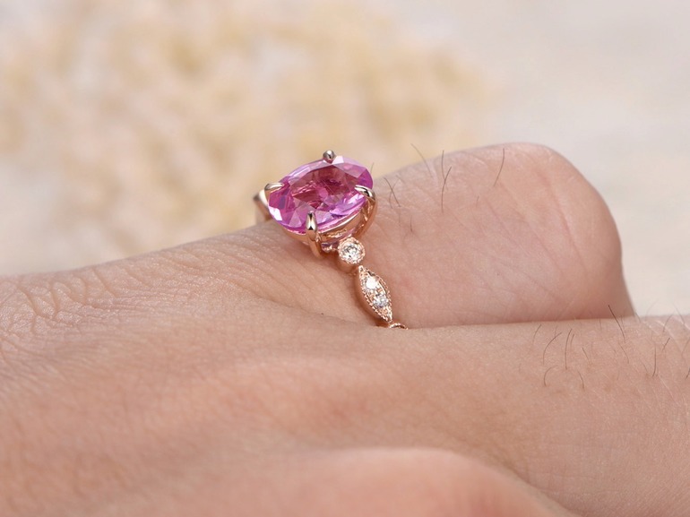 Кольцо с камнем розового цвета 