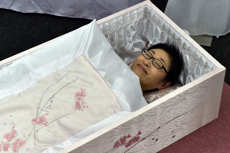 Сон покойник в гробу