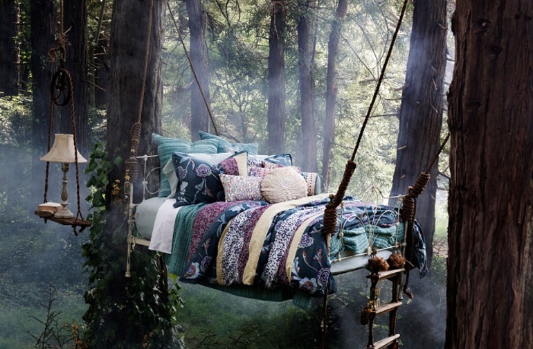 Видеть кровать в лесу