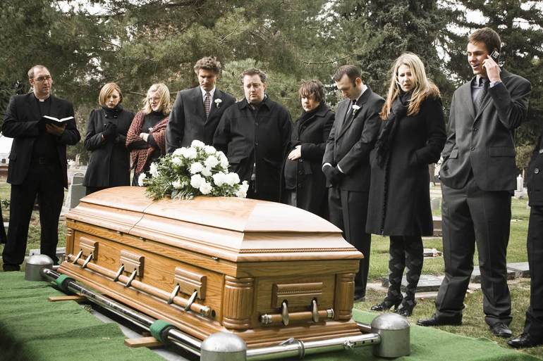 К чему снятся собственные похороны: значение снов о смерти по сонникам