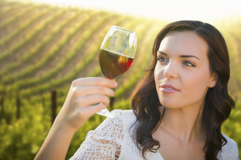 Девушка смотрит на вино
