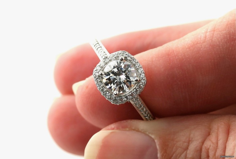Кольцо с бриллиантом 