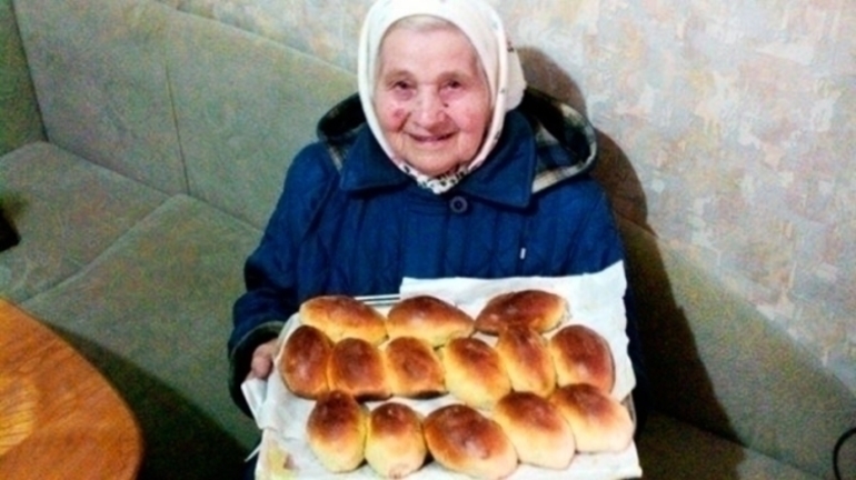 Бабушка предлагает пирожки во сне