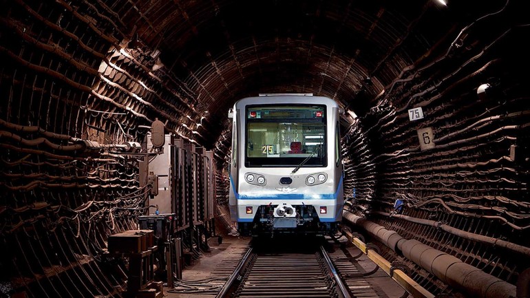 К чему снится метро: толкования снов о поездках в разных сонниках