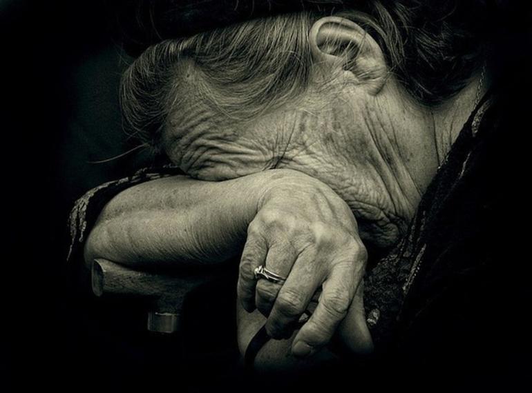Плачущая бабушка