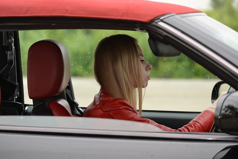 Женщина, увидевшая себя во сне за рулём красного автомобиля,