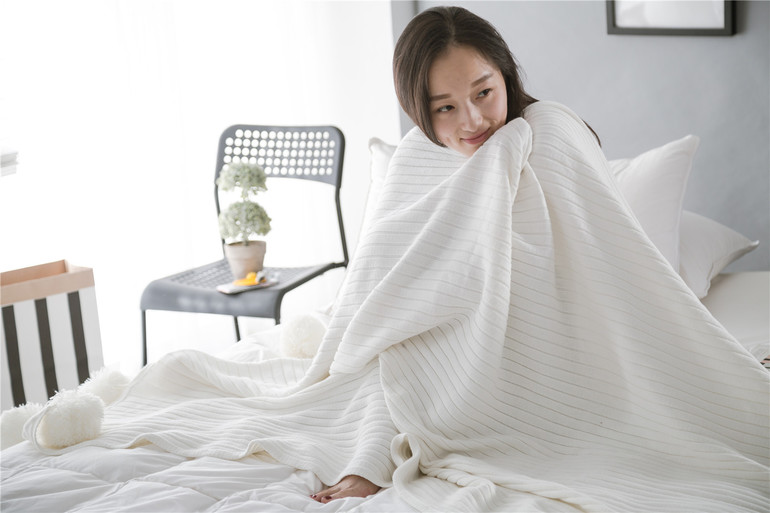 Видеть во сне укрывать одеялом