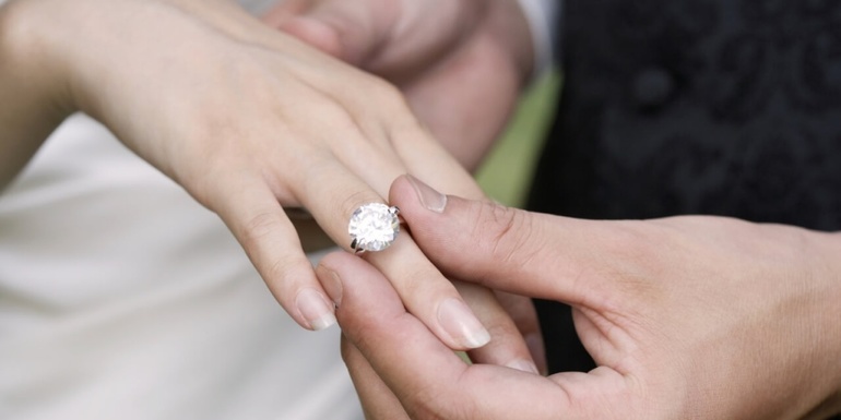 Кольцо символизирует долгожданное предложение и замужество