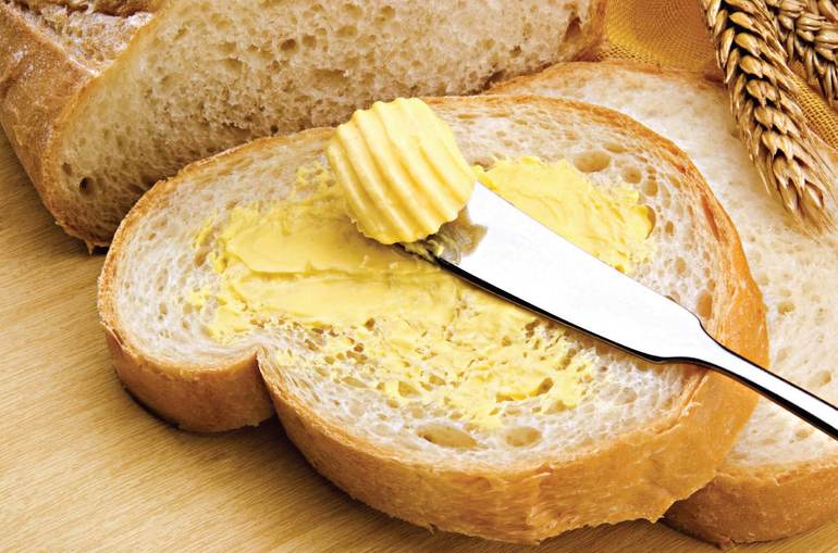 Намазывать толстый слой масла на хлеб