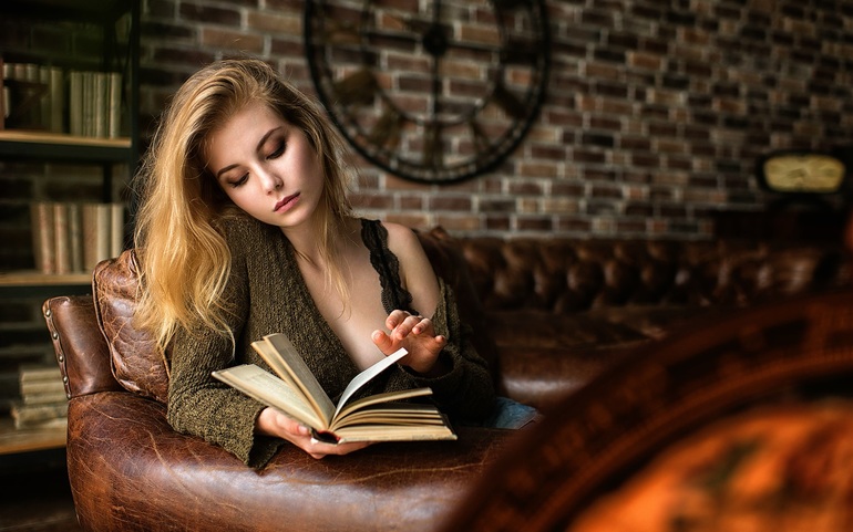 Девушка читает сонник