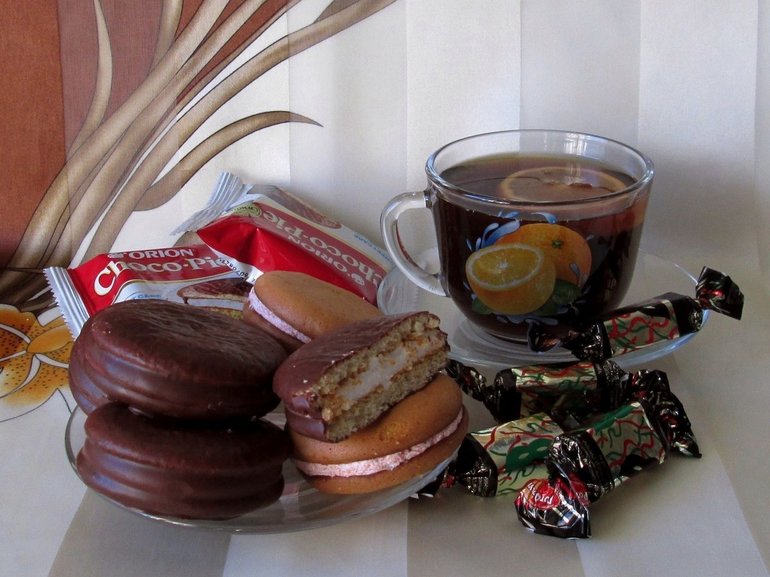 Чай с печеньем и конфетами в сновидении