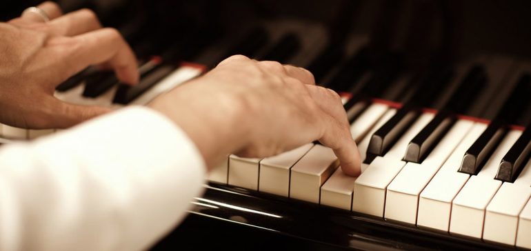 Играть на пианино или фортепиано красивую музыку