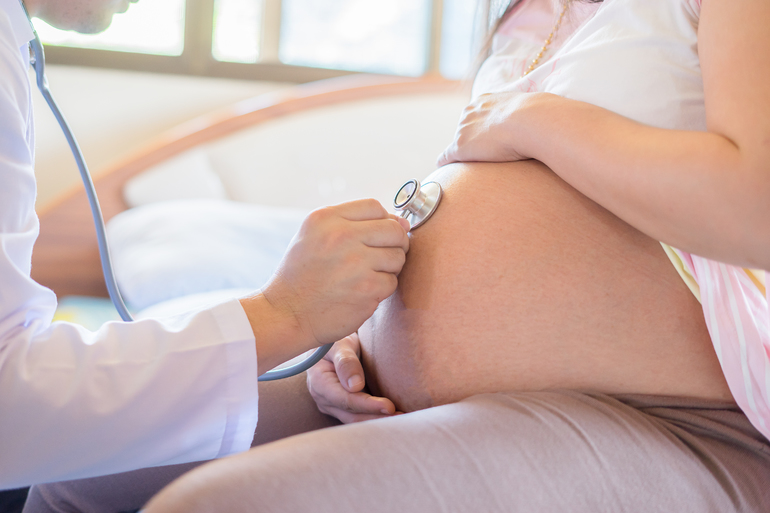 Беременная женщина видит гинеколога в своем сне 