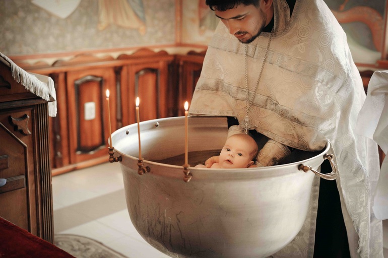Крестил младенца 