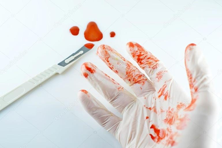 Видеть кровь на руках врача 
