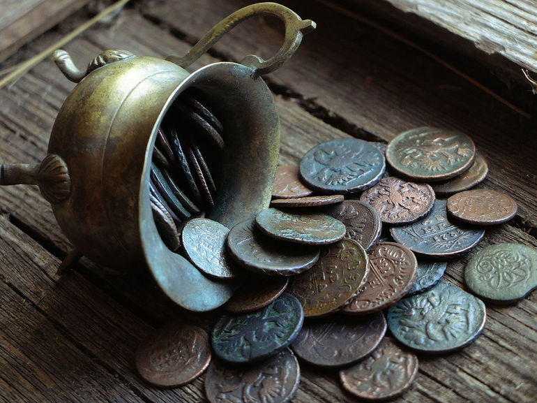 К чему снятся старинные монеты: толкование по различным сонникам