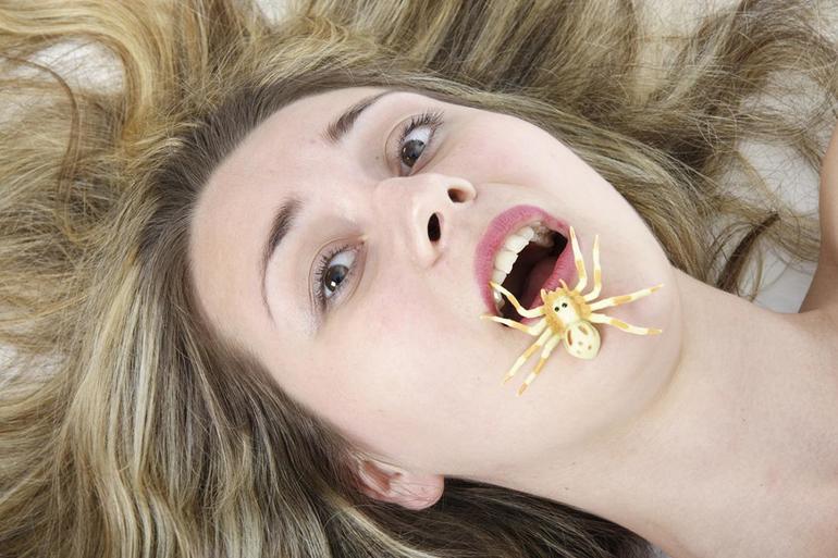 Молодая женщина, заметившая на собственном теле во сне золотых пауков
