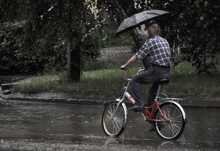 Езда ночью под дождём на велосипеде