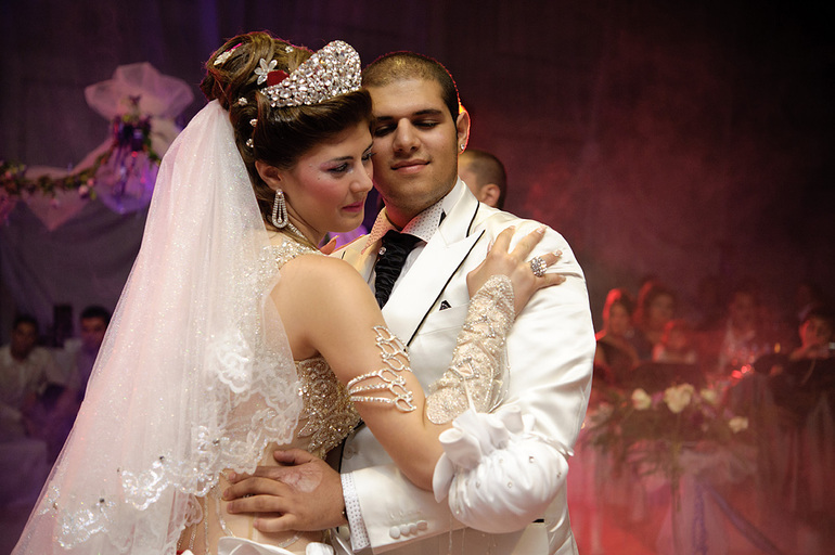 Участие в качестве жениха или невесты на цыганской свадьбе