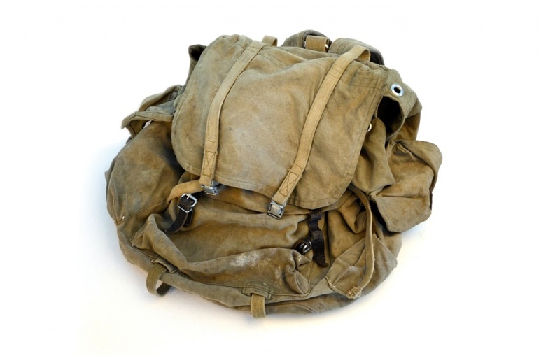 Старый, поношенный, зашитый рюкзак 