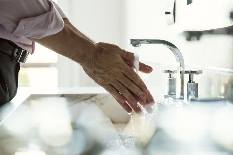  Мытье рук в раковине