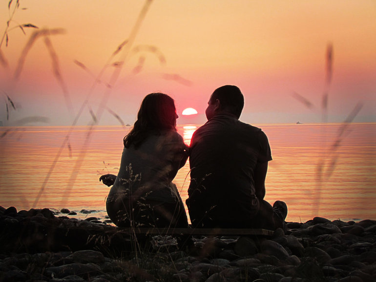 Романтическое свидание, проходящее на закате солнца
