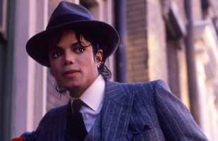 Майклу Джексону посмертно вынесли приговор и обвинили его в педофилии.