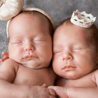 Родить двойню во сне: мнение сонников о родах близнецов