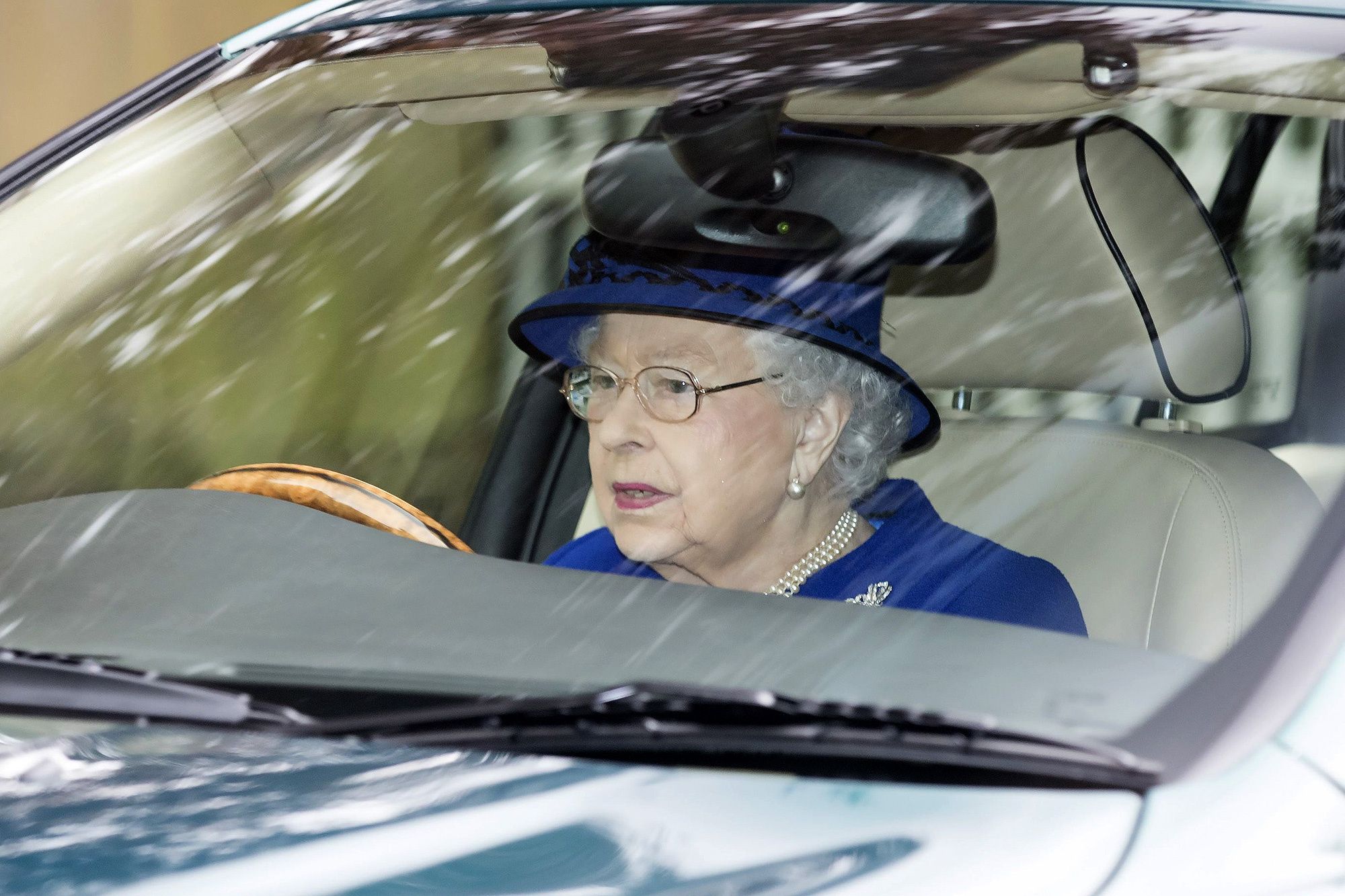 Прихоти Елизаветы II: почему 93-летняя королева иногда ведёт себя странно?